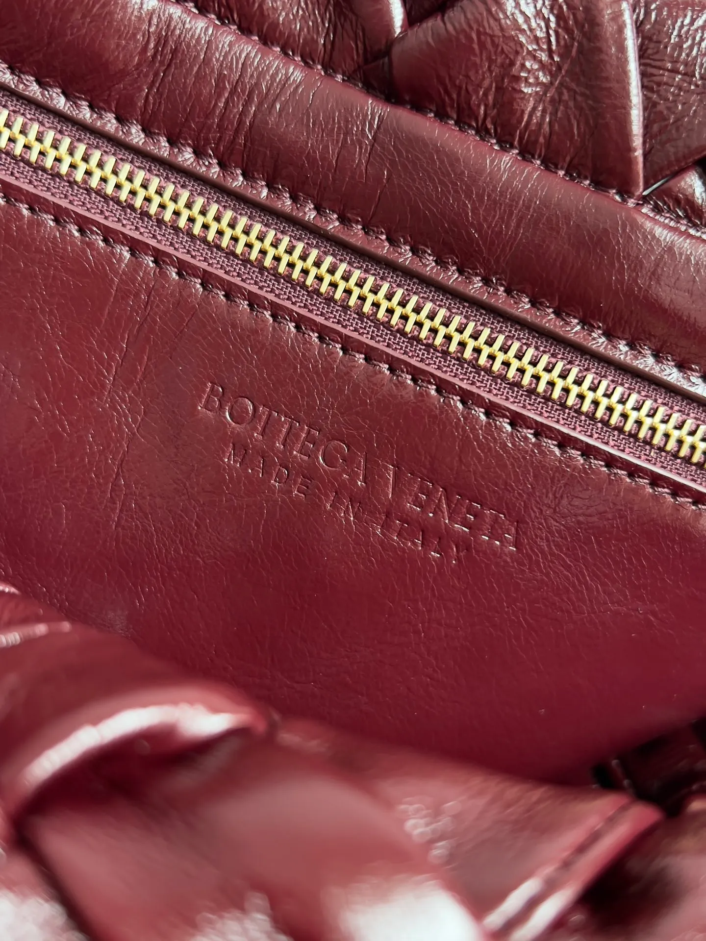 Batch 3420 BOTTEGA VENETA 24 new Kalimero Citta underarm bag This knotted bag is finally available! ! ! Many BV fans have been waiting for this bag for a long time. The pleats fully reflect the lazy retro style. Clothes in spring are often casual and simple. Its appearance embellishes the entire outfit. It is different from other armpit bags. It has a knotted design and a tassel-like ribbon. It is novel and elegant. It is a very feminine bag. Model number: 785797 Size: 25*18*5.5cm
